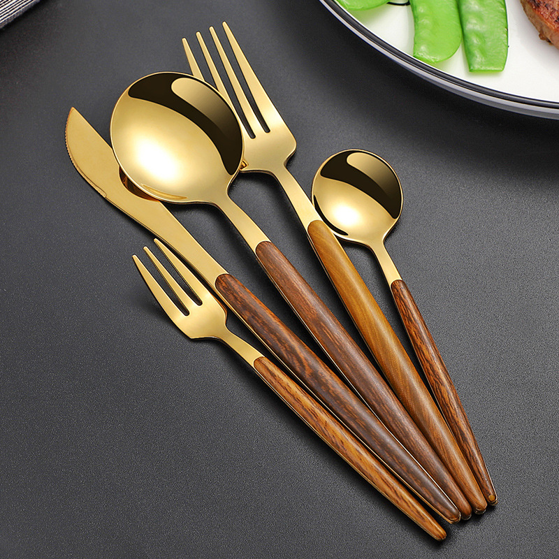 Transfronterizo de acero inoxidable portugués imitación mango de madera vajilla cuchillo, tenedor y cuchara caja de regalo japonés comida occidental de cinco piezas conjunto traje de regalo
