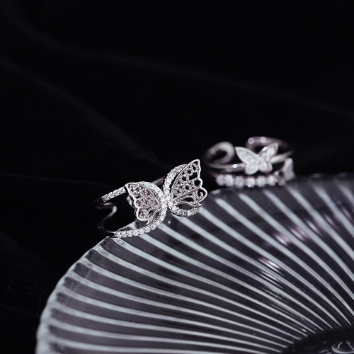 Diamond-studded butterfly open-mouth ring for influencers and fashion enthusiasts, reflecting a stylish, individualistic, minimalist spirit suitable for students. It embodies a cool and aloof vibe, making it a trendy ring for women wearing on the index finger.