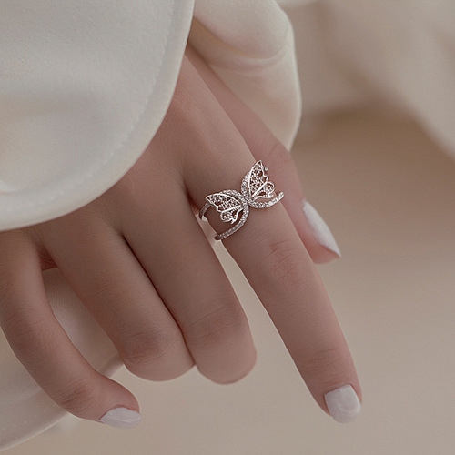 Diamond-studded butterfly open-mouth ring for influencers and fashion enthusiasts, reflecting a stylish, individualistic, minimalist spirit suitable for students. It embodies a cool and aloof vibe, making it a trendy ring for women wearing on the index finger.