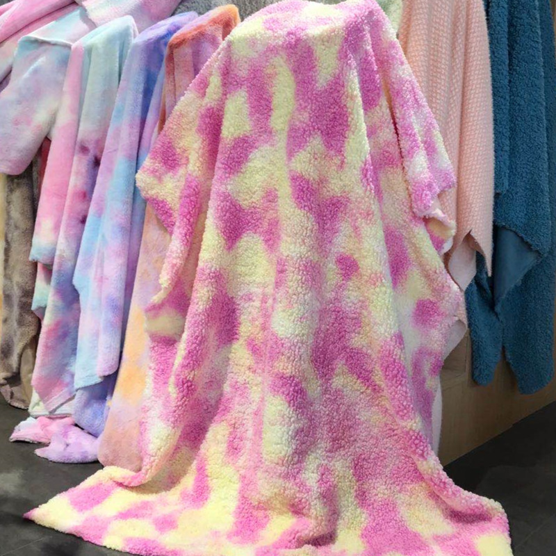 En stock suministro Altai tie-dyed tela de felpa partículas de color pequeño Teddy terciopelo Cordero rollo muñeca ropa tela