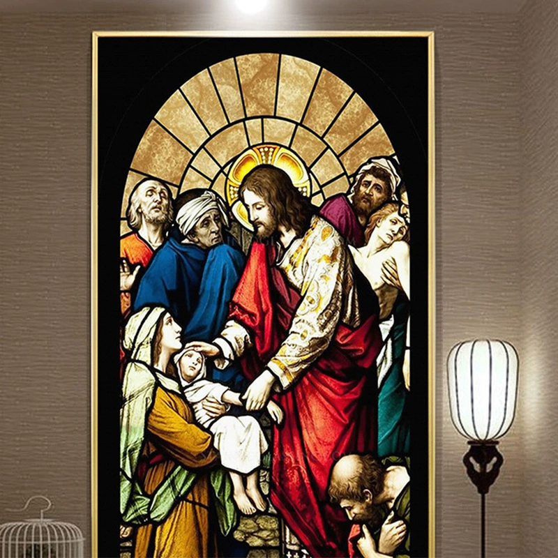 Религиозная архитектура в стиле модерн, витражи с ангельскими крыльями, высокая светопропускаемость, традиционные витражи.