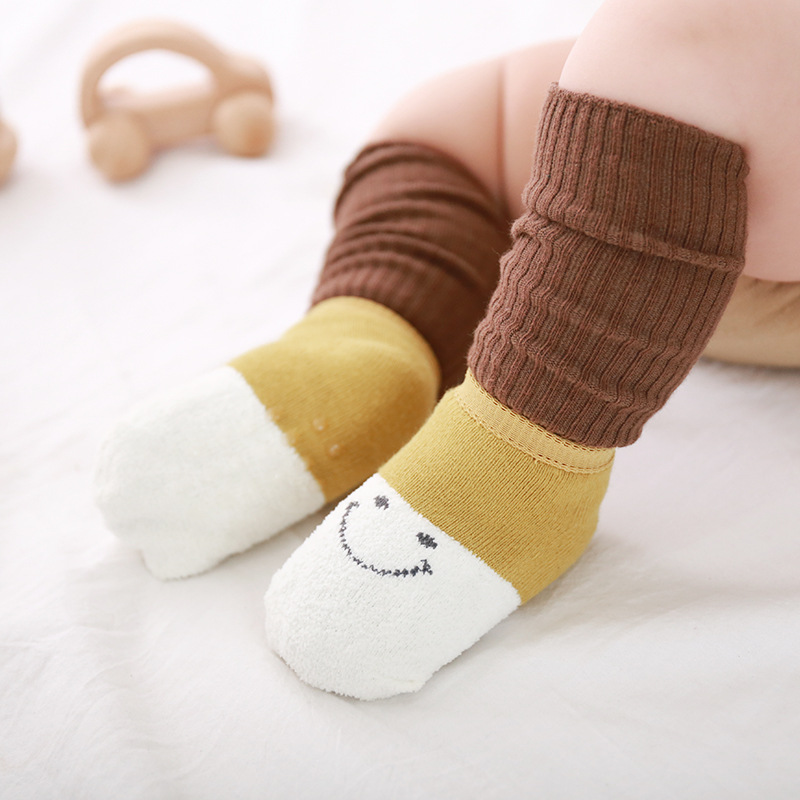 20 Otoño e Invierno nuevos calcetines para niños traje coreano lindo de dibujos animados de color sólido antideslizante media pantorrilla calcetines de bebé