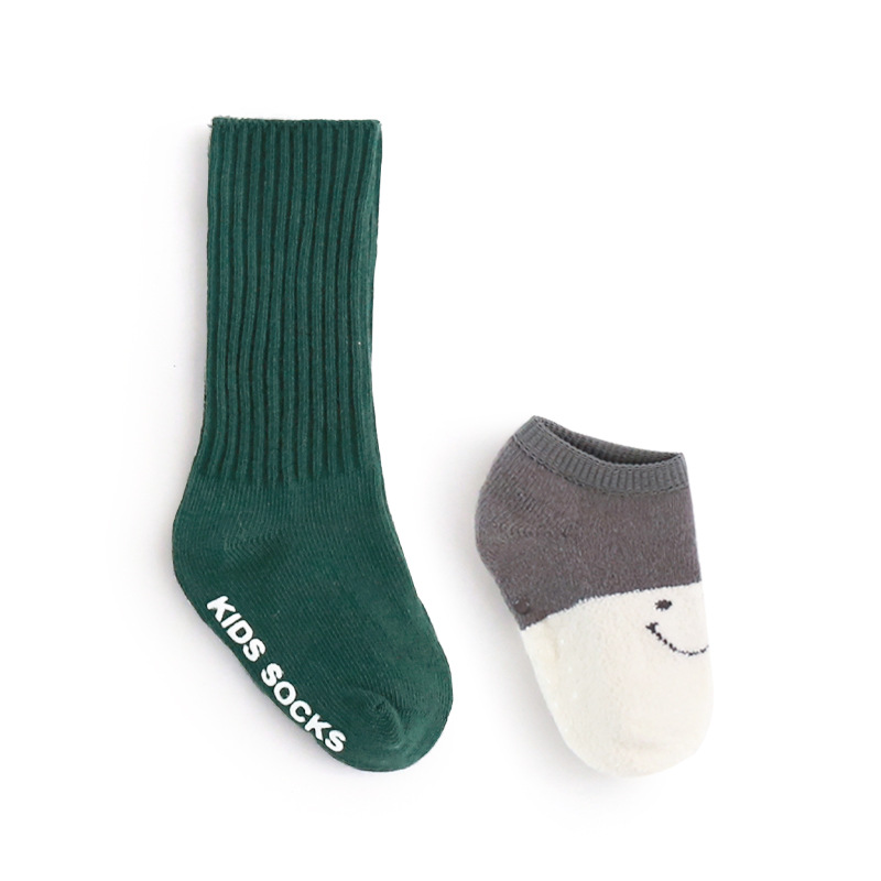 20 Otoño e Invierno nuevos calcetines para niños traje coreano lindo de dibujos animados de color sólido antideslizante media pantorrilla calcetines de bebé