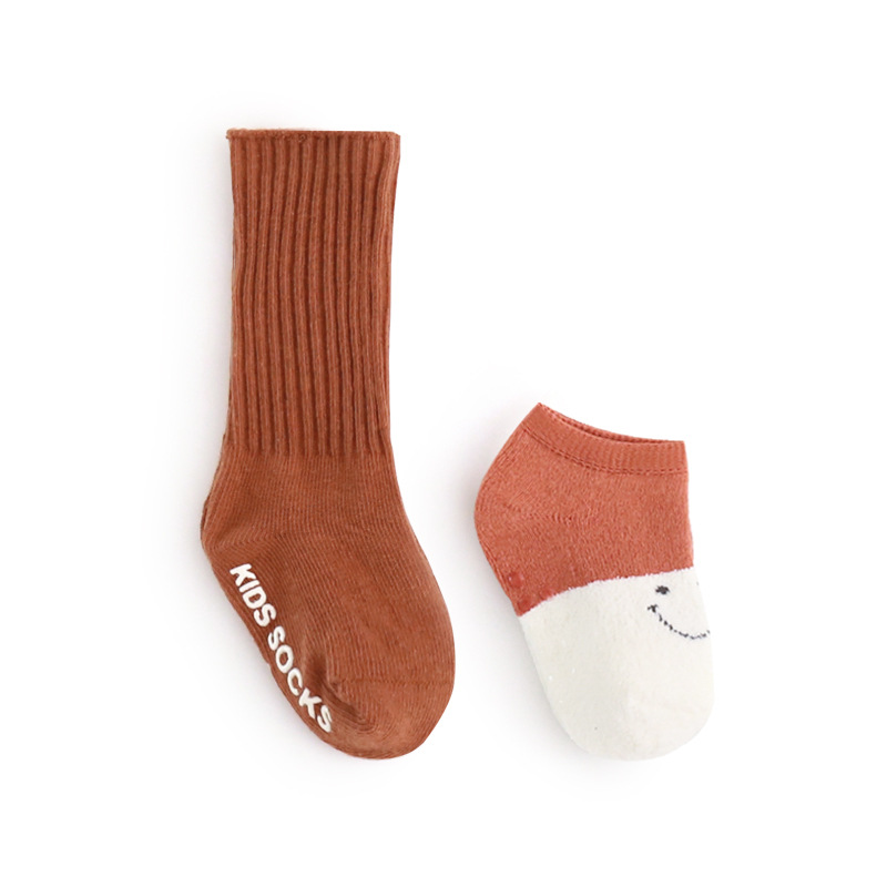 20 Otoño e Invierno nuevos calcetines para niños traje coreano lindo de dibujos animados de color sólido antideslizante media pantorrilla calcetines de bebé