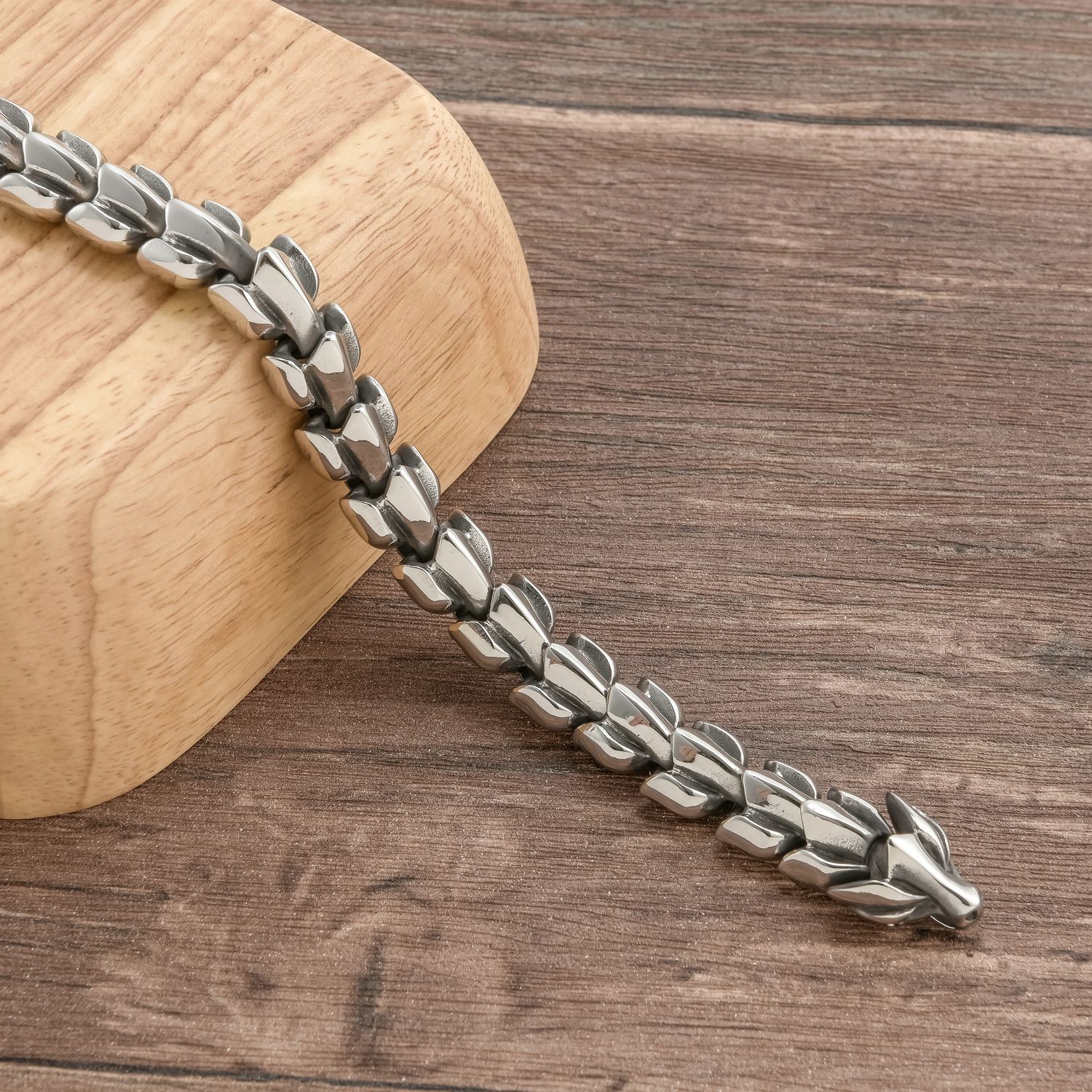 Joyería punky europea y americana venta al por mayor de los hombres de moda creativa personalizada dragón hueso cadena pulsera moda dominante titanio acero pulsera