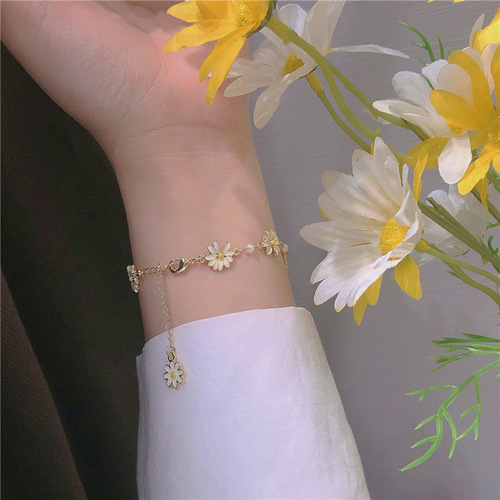 Japanese-Korean minimalist sunflower bracelet for women—wholesale, featuring tiny daisies; simple Instagram-style accessories, same design as online influencers—direct from the manufacturer.