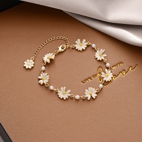 Japanese-Korean minimalist sunflower bracelet for women—wholesale, featuring tiny daisies; simple Instagram-style accessories, same design as online influencers—direct from the manufacturer.