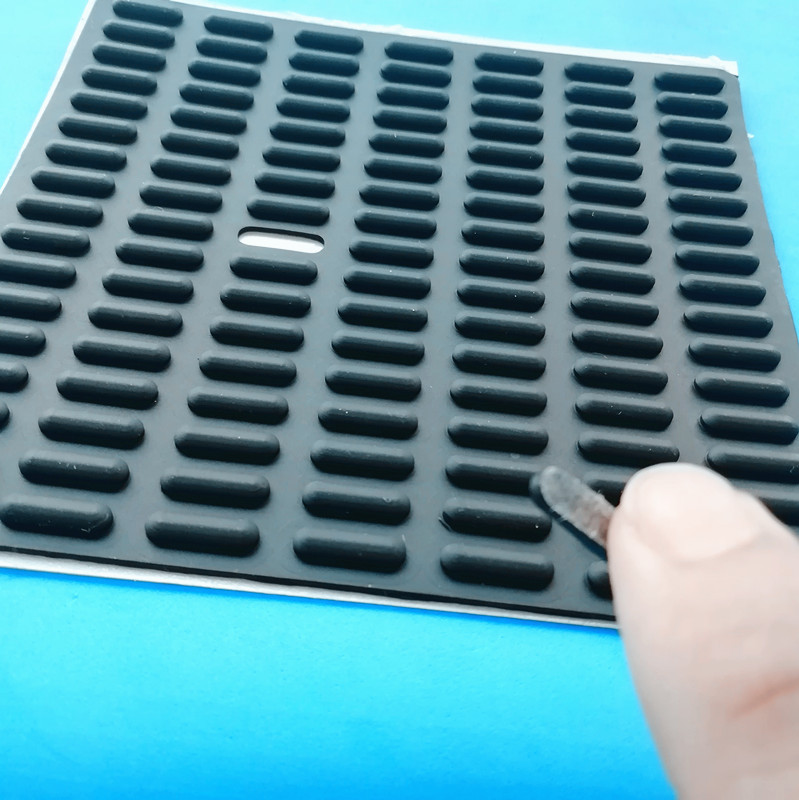 批发背胶黑色硅胶垫长条形 电器底座减震垫 弧面防滑垫12x3.5x2.5