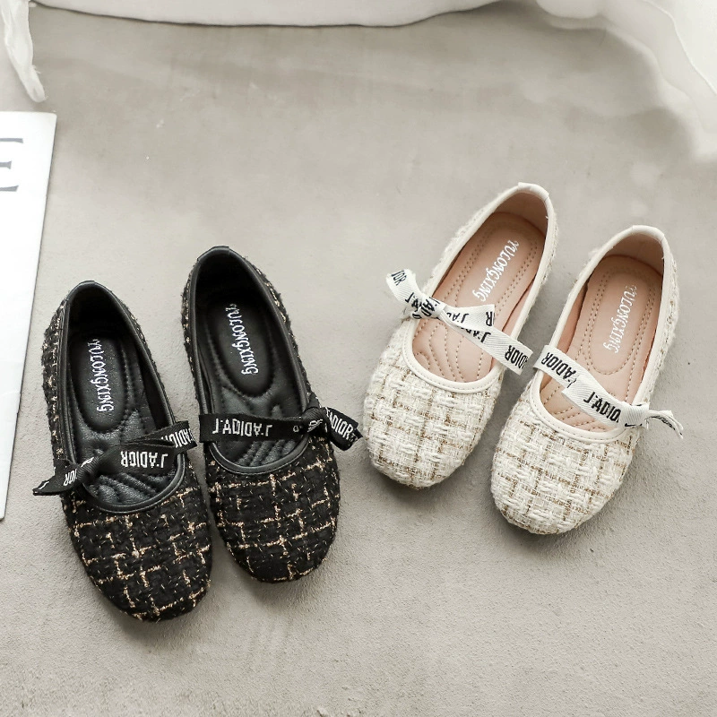 Обувь принцессы для девочек 2023 Весенние новые дышащие одиночные туфли с полым переплетением Корейская версия милой тканых туфель для девочек с мягкой подошвой для девочек