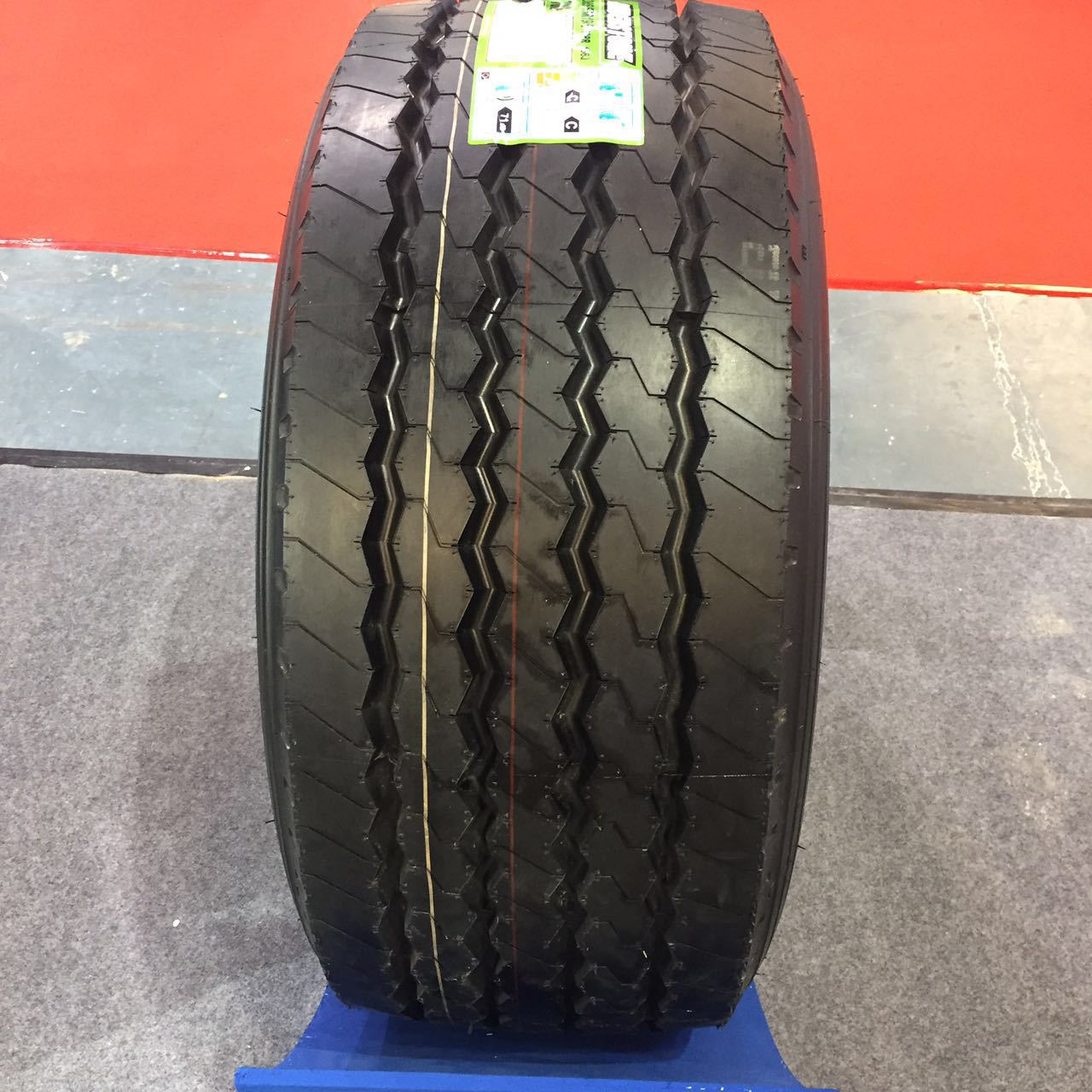供应385/55R19.5全钢丝轮胎  385/55R22.5牧场拌料车平板拖车油罐