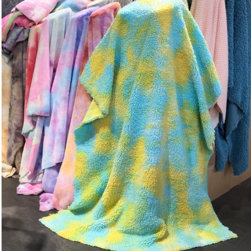 En stock suministro Altai tie-dyed tela de felpa partículas de color pequeño Teddy terciopelo Cordero rollo muñeca ropa tela