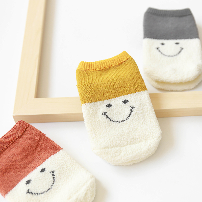 20 Otoño e Invierno nuevos calcetines para niños traje coreano lindo de dibujos animados de color sólido antideslizante media pantorrilla calcetines de bebé