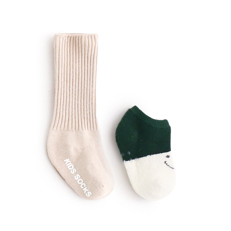 20 Otoño e Invierno nuevos calcetines para niños traje coreano lindo de dibujos animados de color sólido antideslizante media pantorrilla calcetines de bebé