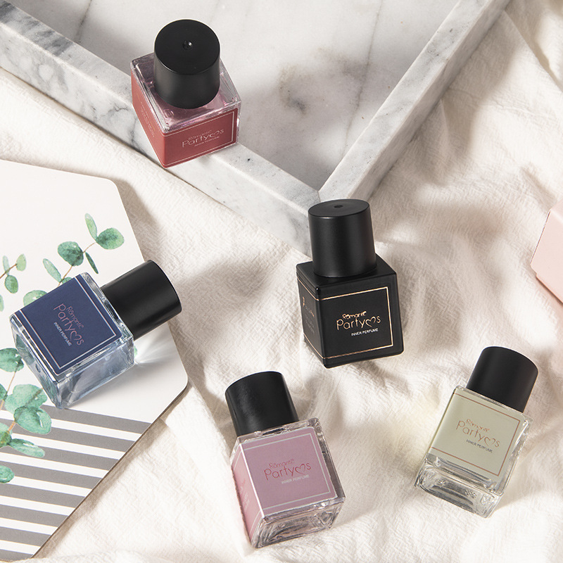 profumo privato Sig.ra Yi in una piccola città fragrante. In estate, è privato. La fragranza dell'ufficio studentessa è_voghion.com