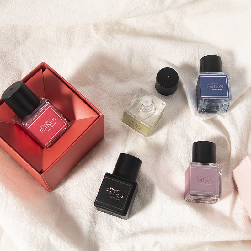 profumo privato Sig.ra Yi in una piccola città fragrante. In estate, è privato. La fragranza dell'ufficio studentessa è_voghion.com