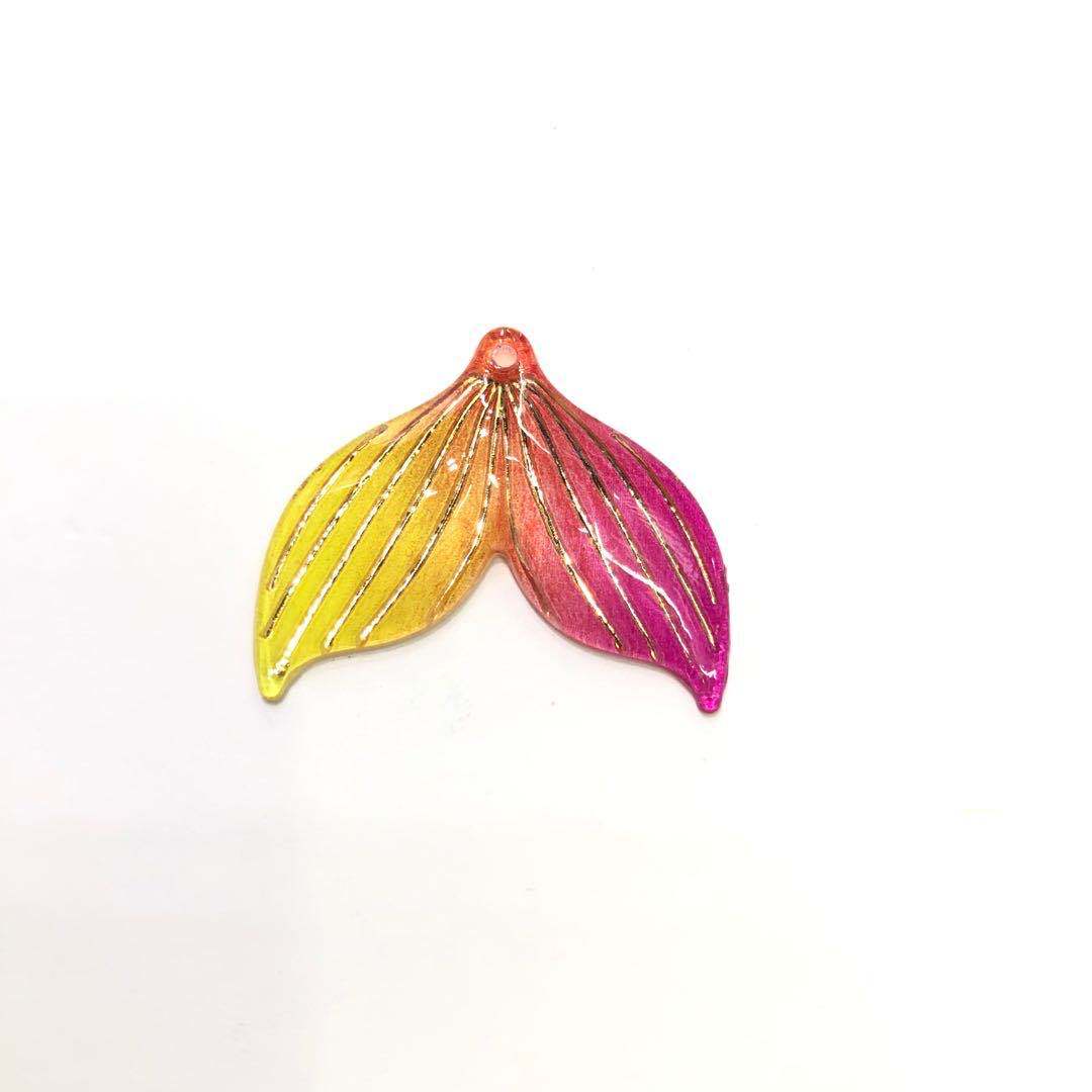 Lindo DIY solo agujero colorido sirena cola 25*30mm teléfono móvil Shell Patch ropa joyería Accesorios