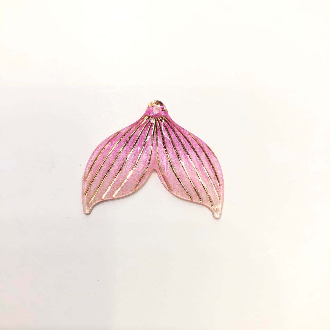 Lindo DIY solo agujero colorido sirena cola 25*30mm teléfono móvil Shell Patch ropa joyería Accesorios