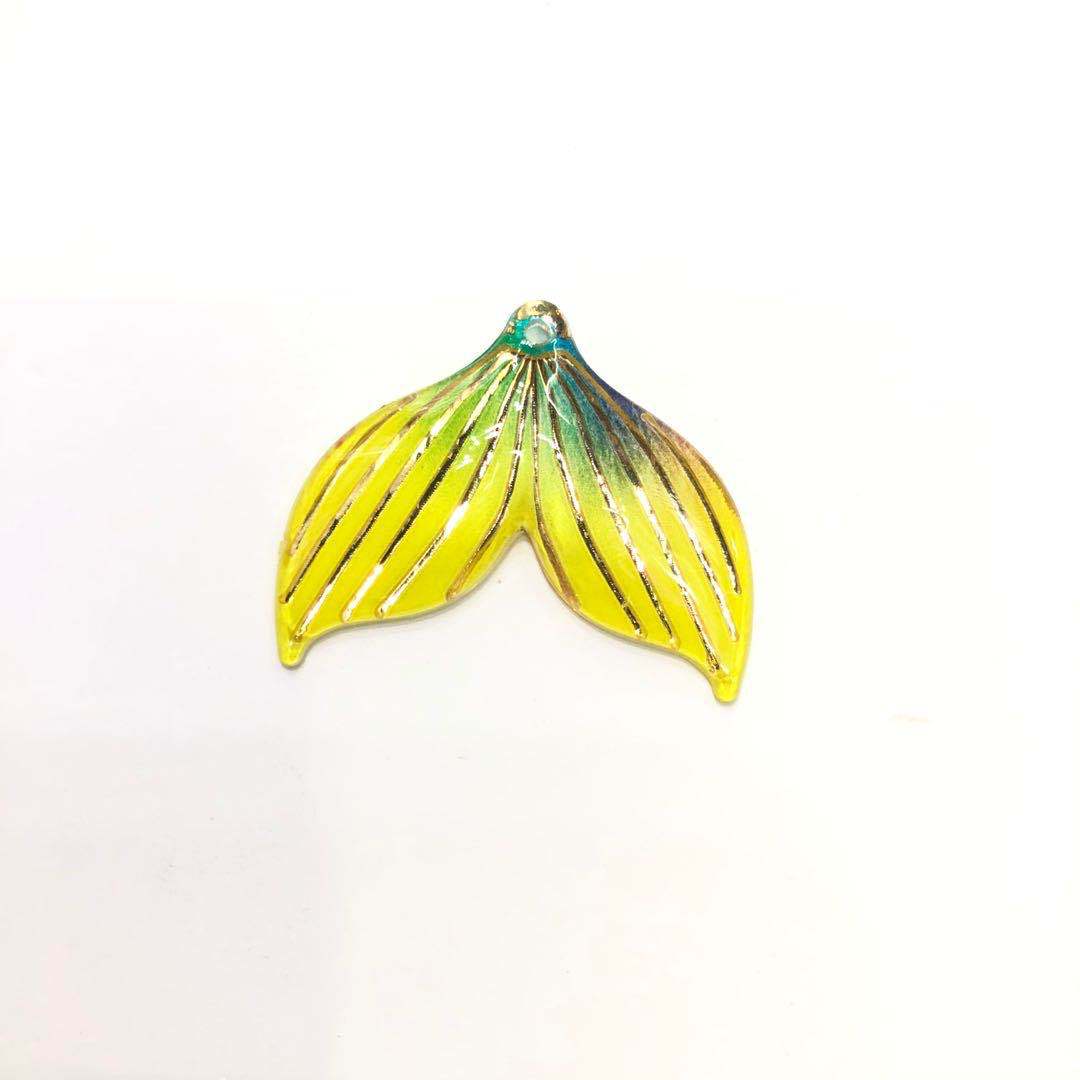 Lindo DIY solo agujero colorido sirena cola 25*30mm teléfono móvil Shell Patch ropa joyería Accesorios