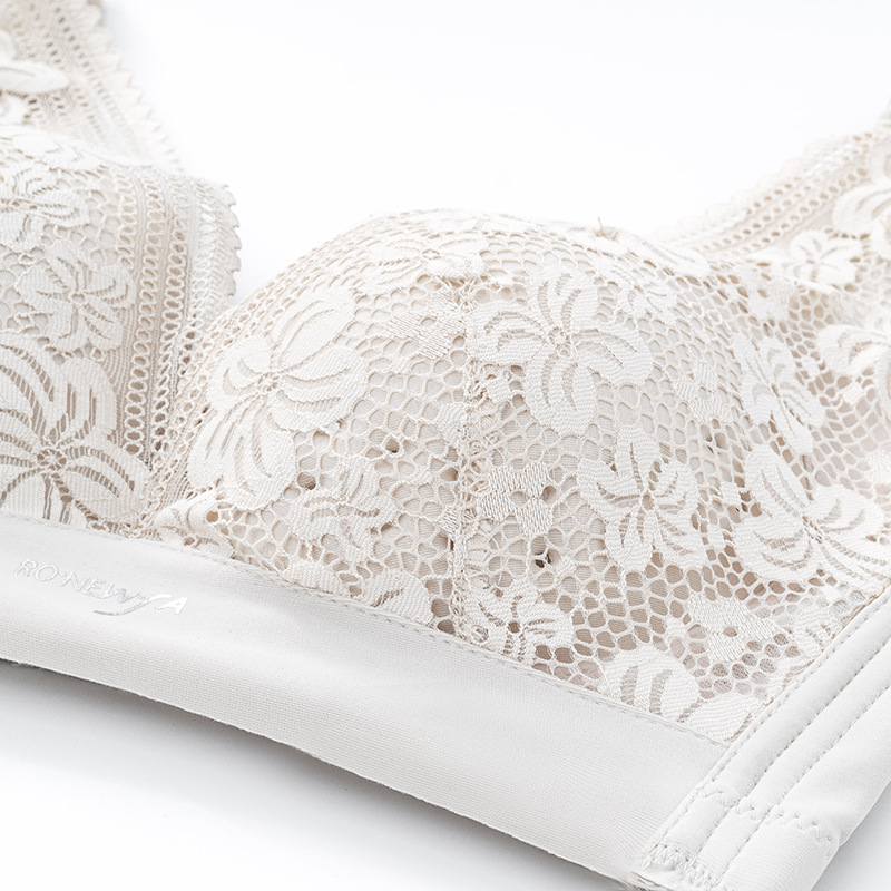 夏のブラジャーは超薄型でセクシーです。