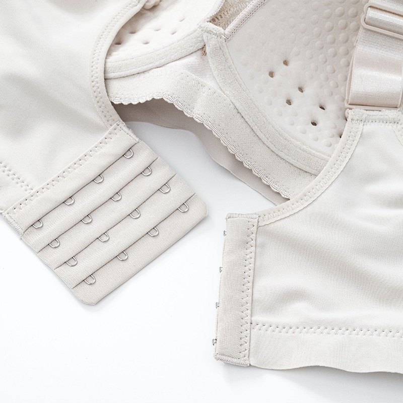 夏のブラジャーは超薄型でセクシーです。