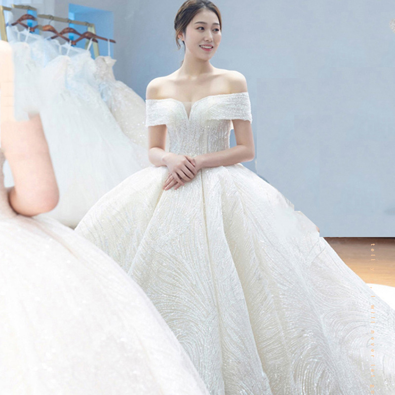 Vestido de novia estilo TikTok 2026, nuevo modelo, de ensueño para la novia, con hombros descubiertos, efecto adelgazante, cola larga, estilo corte, artesanía exquisita, súper mágico.