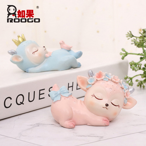 Original cartoon deer figurine for car decoration, cake decoration, and desk ornament. Wholesale available.