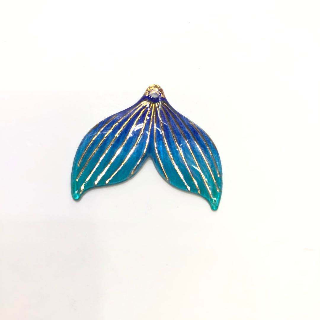 Lindo DIY solo agujero colorido sirena cola 25*30mm teléfono móvil Shell Patch ropa joyería Accesorios