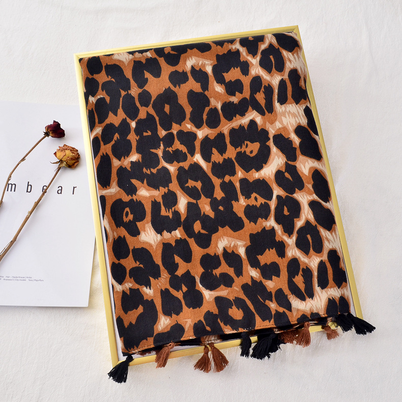 La borla marrón europea y americana del nuevo leopardo imprimió la toalla de playa del algodón del satén de la exportación del comercio exterior de la bufanda del algodón y del lino original para las mujeres