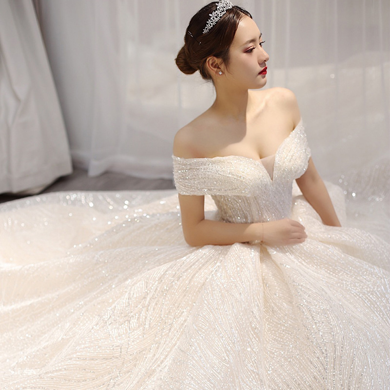Vestido de novia estilo TikTok 2026, nuevo modelo, de ensueño para la novia, con hombros descubiertos, efecto adelgazante, cola larga, estilo corte, artesanía exquisita, súper mágico.