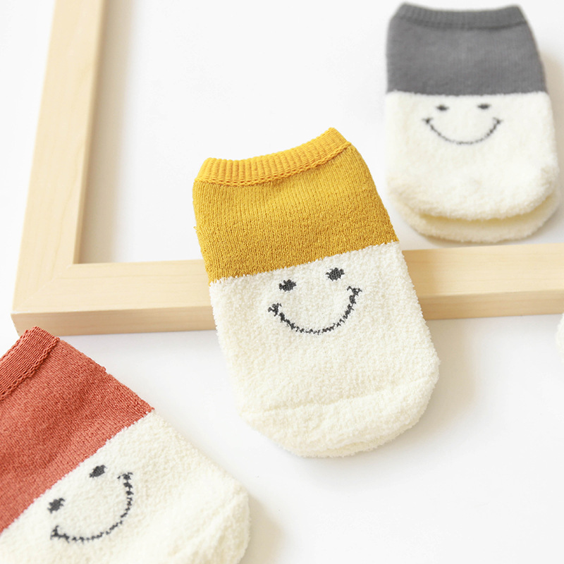 Calcetines para niños Otoño e Invierno dibujos animados cara sonriente forrado de lana bebé Terry calcetines cosidos a mano cabeza antideslizante piso calcetines barco Calcetines cortos
