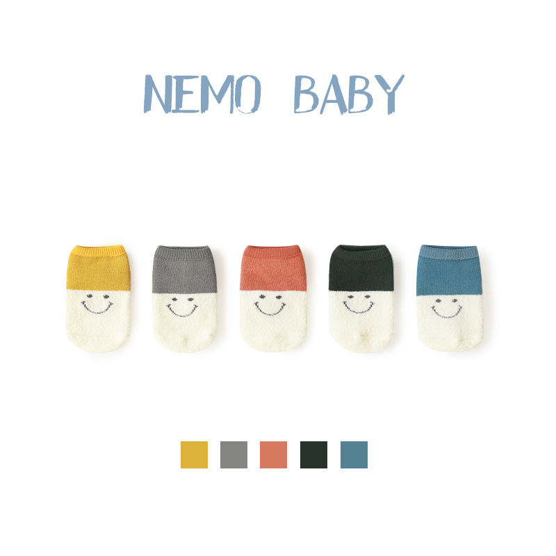 Calcetines para niños Otoño e Invierno dibujos animados cara sonriente forrado de lana bebé Terry calcetines cosidos a mano cabeza antideslizante piso calcetines barco Calcetines cortos