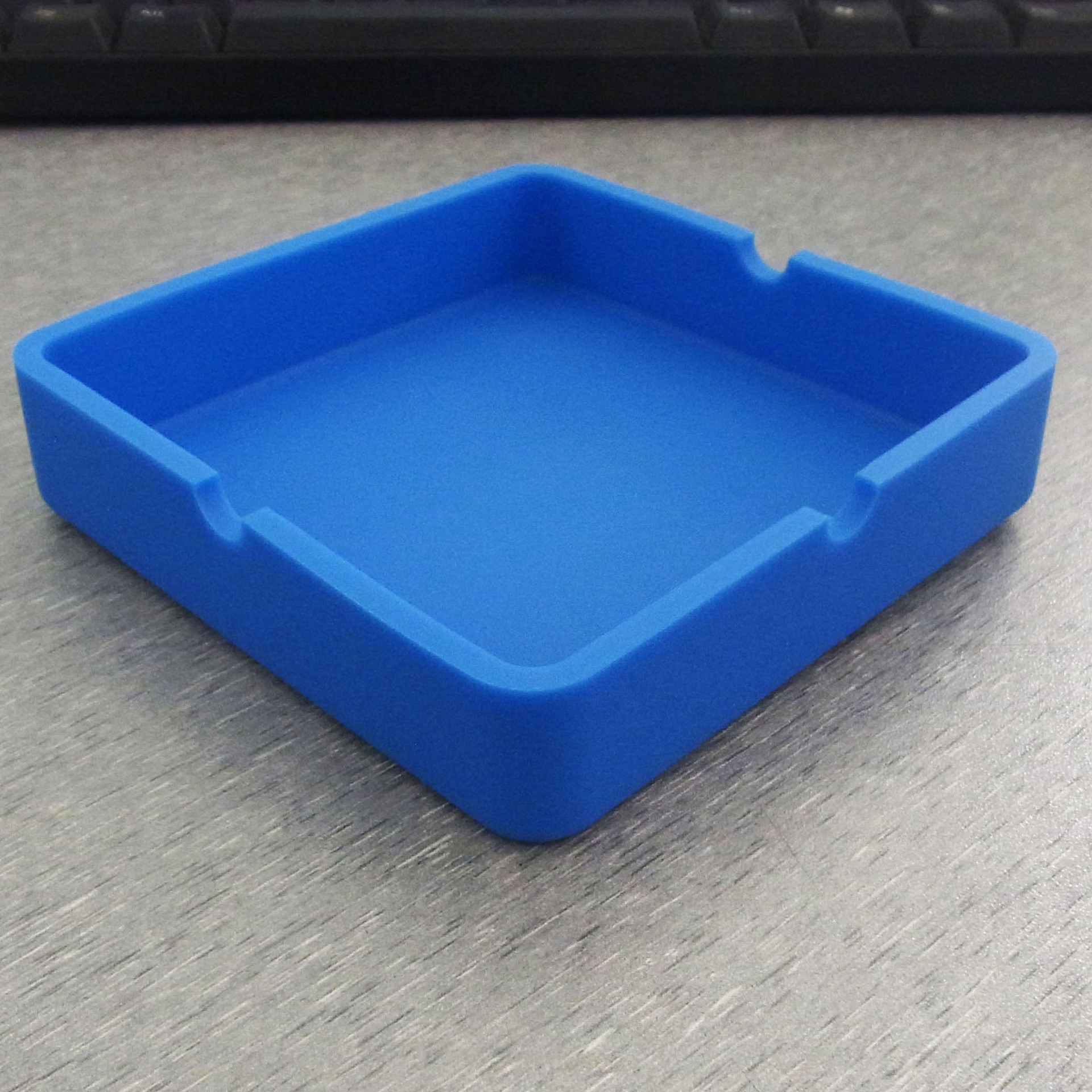 厂家直销万宝路烟灰缸，阻燃烟灰缸，车载烟灰缸赠品，硅胶烟灰缸