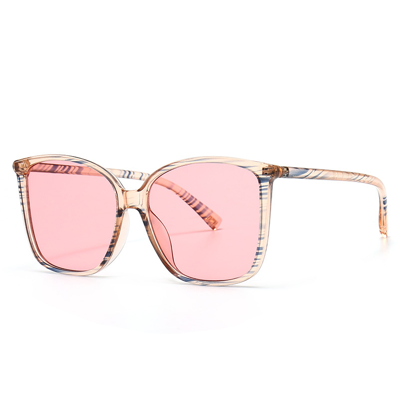 Modern retro sunglasses Insta-style model catwalk shades_voghion.com