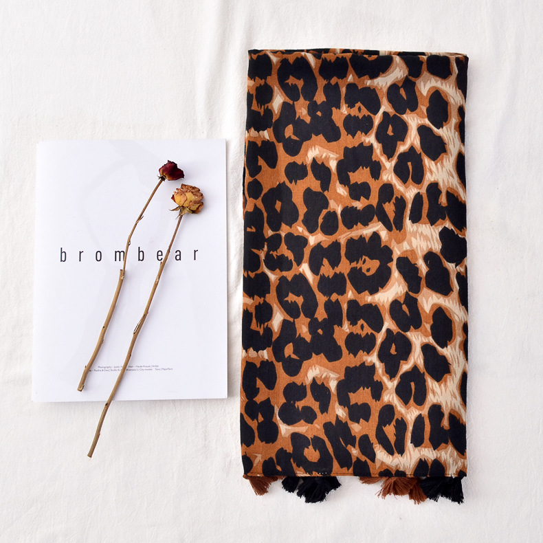 La borla marrón europea y americana del nuevo leopardo imprimió la toalla de playa del algodón del satén de la exportación del comercio exterior de la bufanda del algodón y del lino original para las mujeres