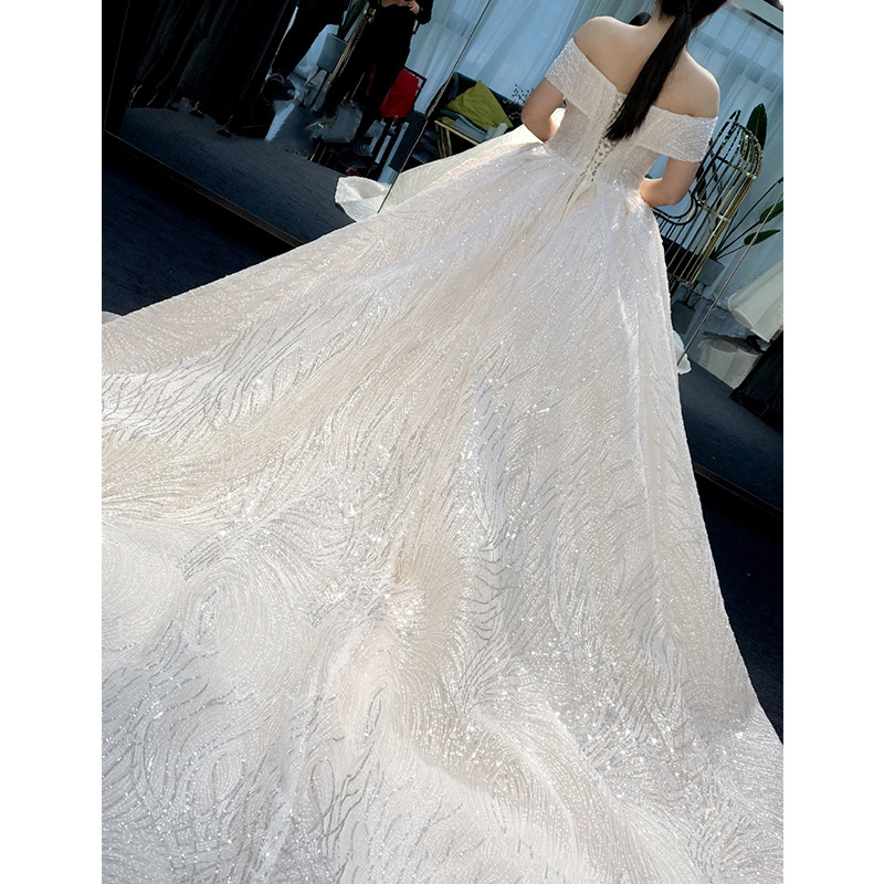 Vestido de novia estilo TikTok 2026, nuevo modelo, de ensueño para la novia, con hombros descubiertos, efecto adelgazante, cola larga, estilo corte, artesanía exquisita, súper mágico.