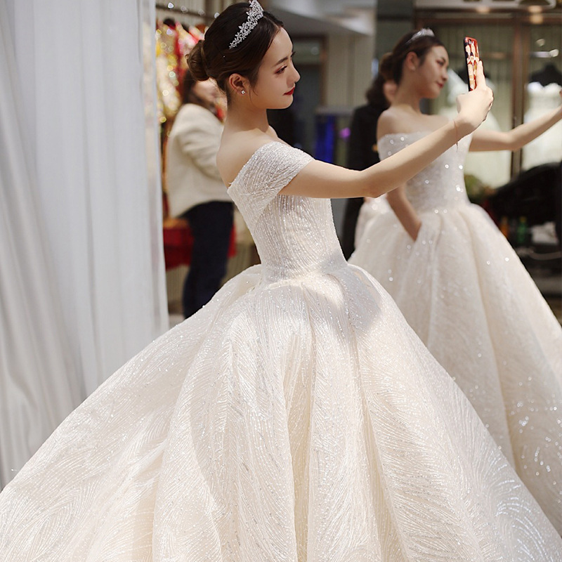 Vestido de novia estilo TikTok 2026, nuevo modelo, de ensueño para la novia, con hombros descubiertos, efecto adelgazante, cola larga, estilo corte, artesanía exquisita, súper mágico.