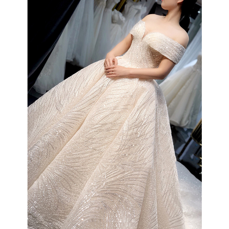 Vestido de novia estilo TikTok 2026, nuevo modelo, de ensueño para la novia, con hombros descubiertos, efecto adelgazante, cola larga, estilo corte, artesanía exquisita, súper mágico.