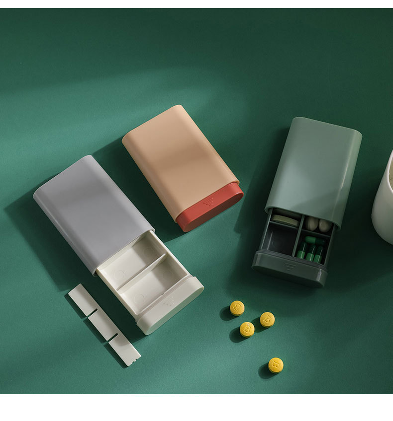 Handheld container for traveling