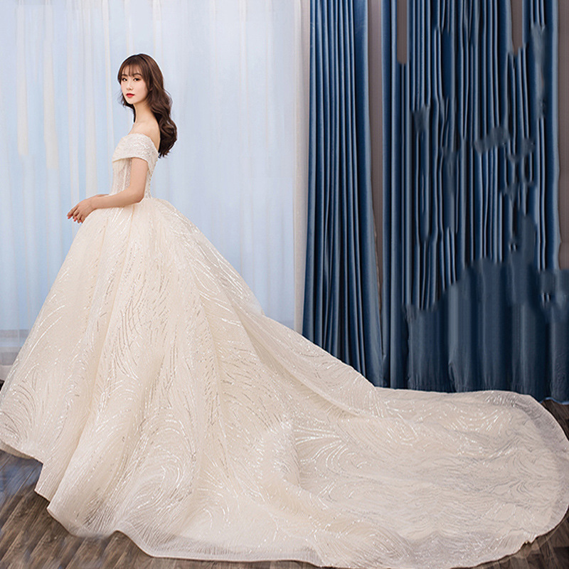 Vestido de novia estilo TikTok 2026, nuevo modelo, de ensueño para la novia, con hombros descubiertos, efecto adelgazante, cola larga, estilo corte, artesanía exquisita, súper mágico.