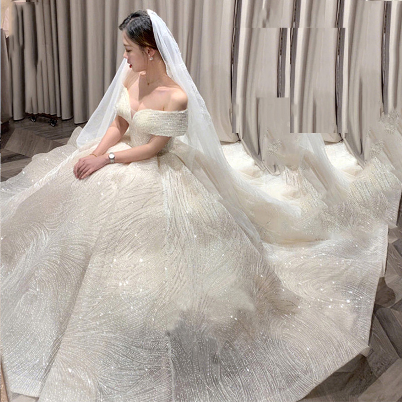 Vestido de novia estilo TikTok 2026, nuevo modelo, de ensueño para la novia, con hombros descubiertos, efecto adelgazante, cola larga, estilo corte, artesanía exquisita, súper mágico.