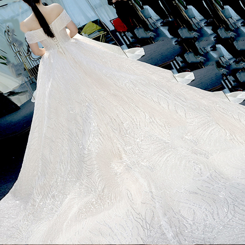 Vestido de novia estilo TikTok 2026, nuevo modelo, de ensueño para la novia, con hombros descubiertos, efecto adelgazante, cola larga, estilo corte, artesanía exquisita, súper mágico.