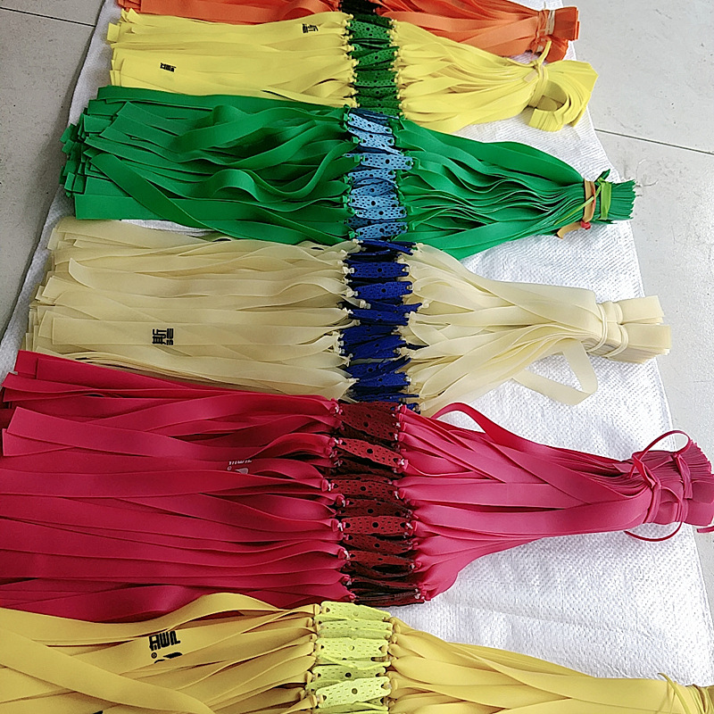 Banda de goma de tirachinas para exteriores látex 0.6 0.65 0.7 0.8 Juego de piel plana Banda de goma ancha fuerte en 1.0mm de espesor