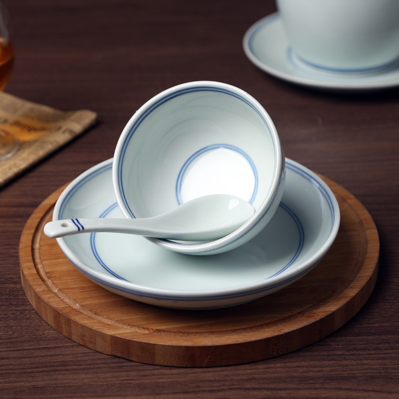 공장 도매 징데젠 세라믹 테이블 4 피스 식기 손으로 그린 블루 라인 요리 세트 상업 인쇄 로고