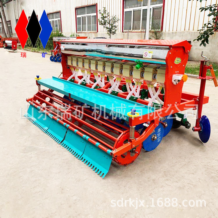小麦播种机圆盘浆腿式拖拉机打梗平土种植播种施肥一体四轮车