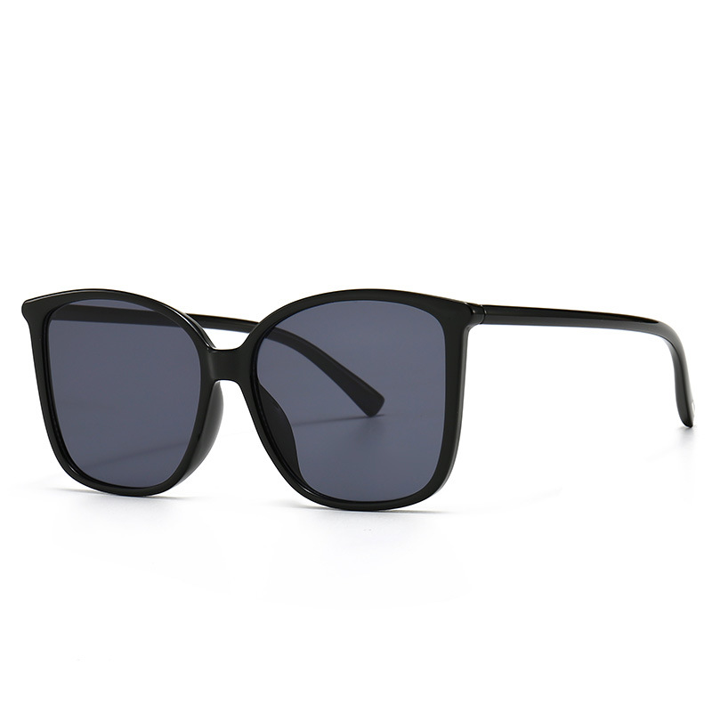 Modern retro sunglasses Insta-style model catwalk shades_voghion.com