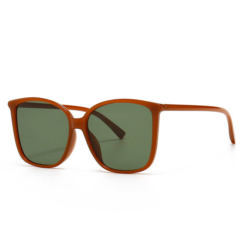 Modern retro sunglasses Insta-style model catwalk shades_voghion.com
