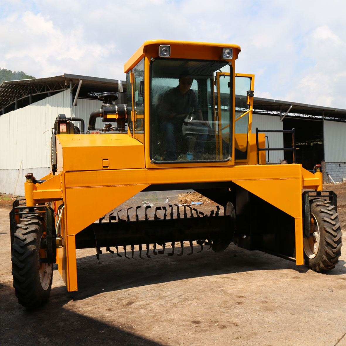 固废物处理翻堆机垃圾堆肥发酵翻堆机