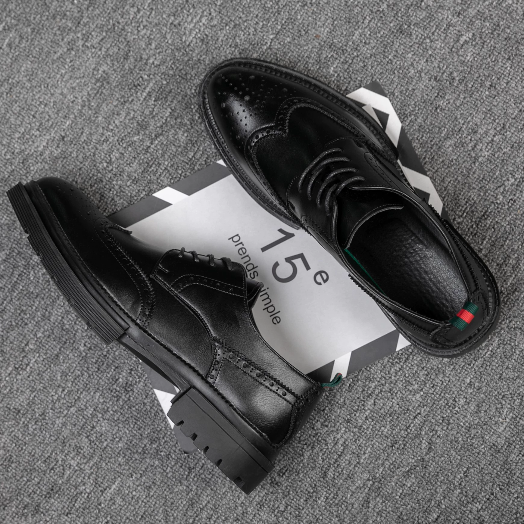 Новая Мужская обувь Bullock Британская резная кожаная обувь с острым носком Деловое платье в Корейском стиле Дышащие черные модные свадебные кожаные туфли