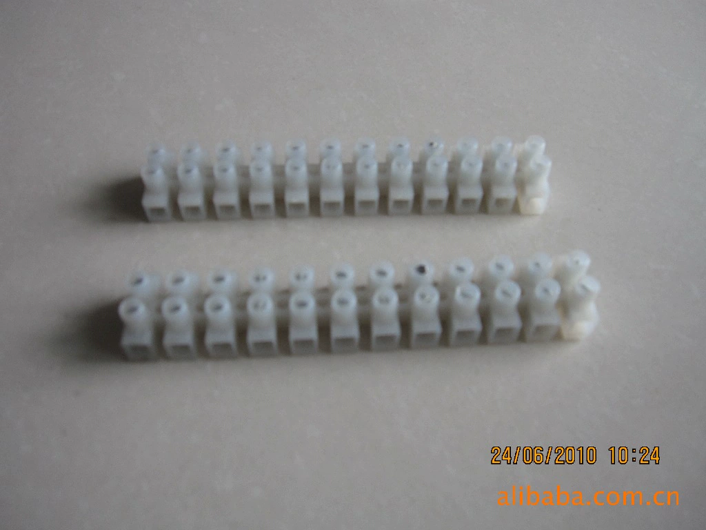 Производитель поставляет разъемы для ламп и проводов