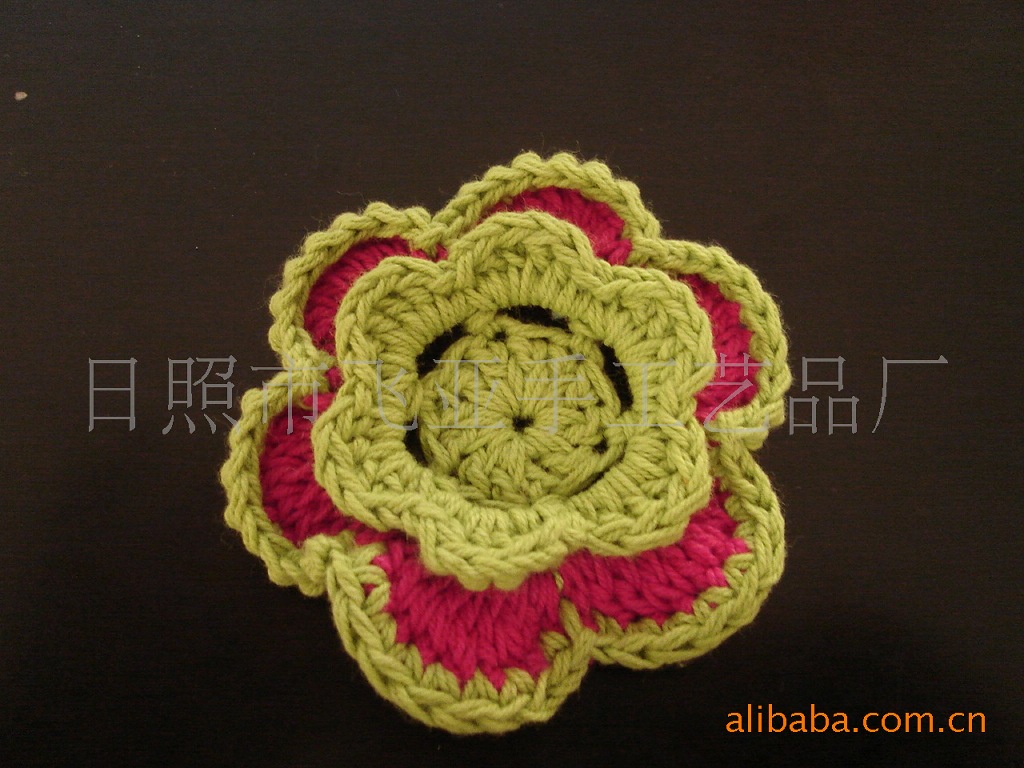 供应手钩胸花。帽花。鞋花。棉线花，手工钩编花。品种全